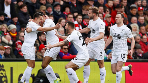 社媒已经吵疯了（社交媒体已炸锅）