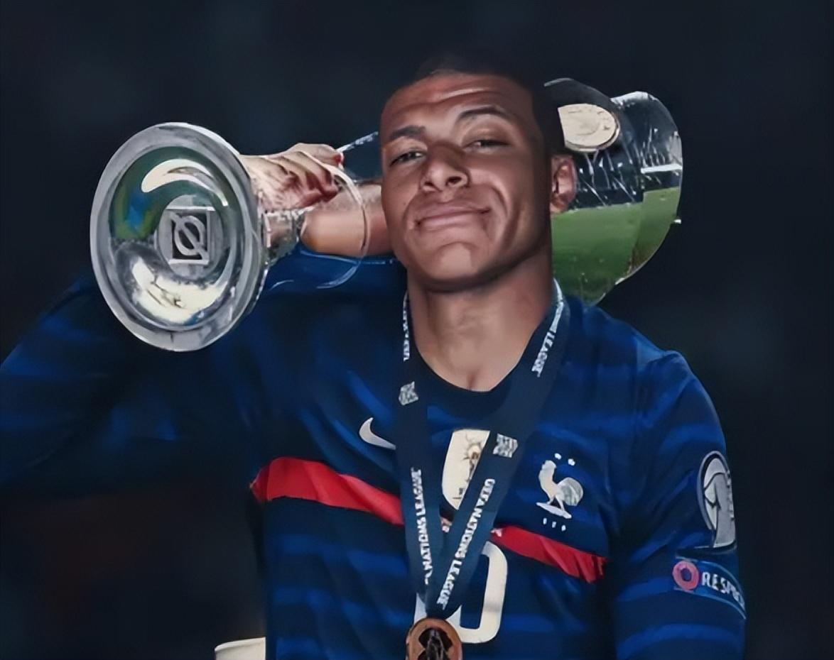 图片报：拜仁倾向于与诺伊尔续约一年，具体谈判或在冬窗敲定（图片报：拜仁意向与诺伊尔再续一年，冬窗或敲定谈判细节）