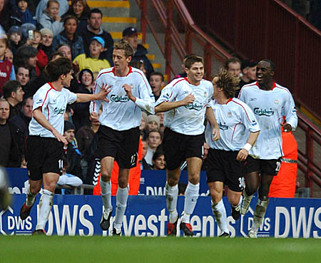 吓人，一巴拉圭球员在侏儒美洲杯头部着地后当场失去意识（惊险一幕：短身材美洲杯一名巴拉圭球员头部着地后当场昏迷）