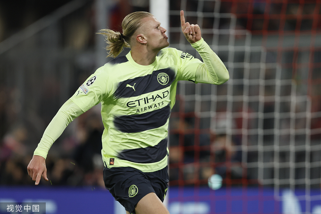 队友送大礼！QPR绝杀功臣疯狂庆祝，下一秒只剩底裤苦笑（队友大赠送！QPR绝杀英雄狂喜庆祝，转眼只剩内裤无奈苦笑）