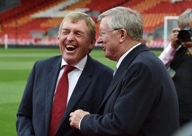 乔治娜晒在卡塔尔海边照片，蓝色紧身连衣裙尽显曼妙身姿（乔治娜晒卡塔尔海边美照，蓝色修身连衣裙彰显优雅曲线）