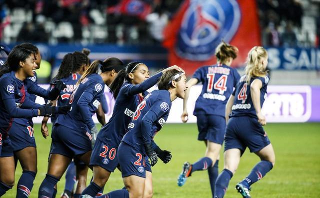 布斯克茨与阿尔巴现身迈阿密网球表演赛，为同胞阿卡助阵（布斯克茨、阿尔巴亮相迈阿密网球表演赛，为同胞阿卡助威）