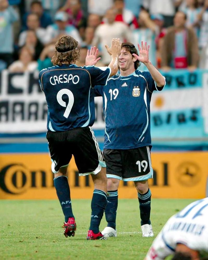 恩佐：蓝军是英超和欧冠有力竞争者；希望阿根廷能卫冕世界杯（恩佐称蓝军具备争冠英超与欧冠实力，期待阿根廷卫冕世界杯）